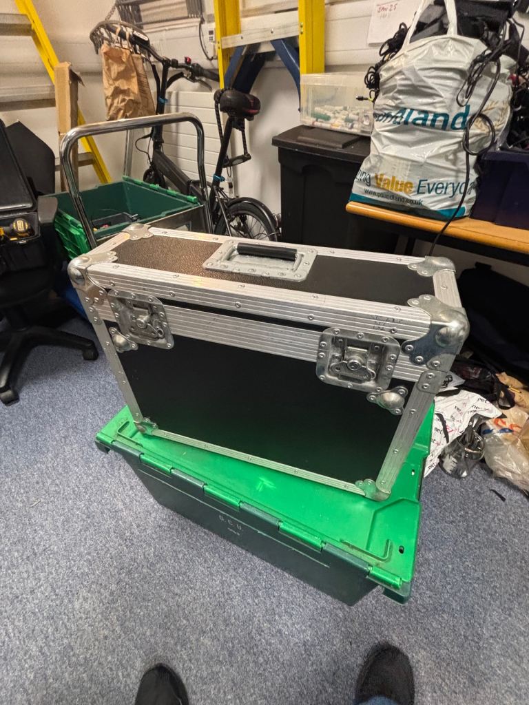 DJ flightcase +1u 19” rack space