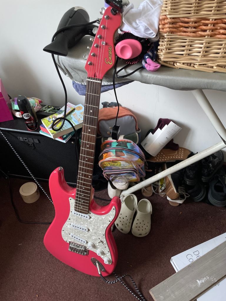 Encore girls electric guitar like new 