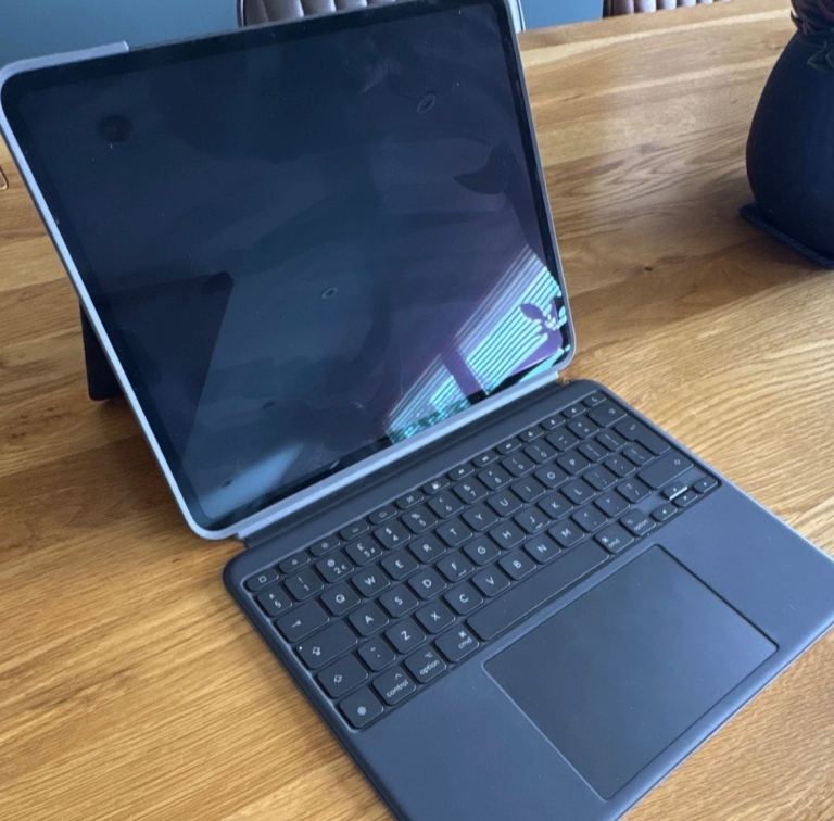 Apple iPad Pro 13” M4 256GB WiFi + Cellular Space Black + Logitech Combo Touch