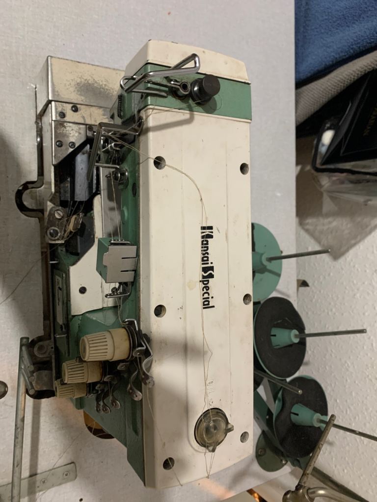 Overlocking machine 