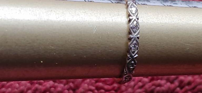 18ct carat gold ring set with 7 diamonds 