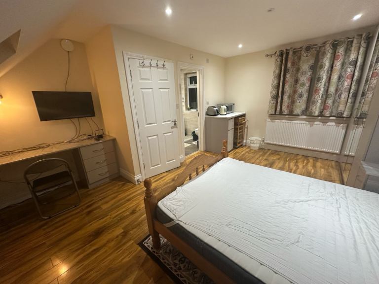 Large en-suite double room with mini kitchen 