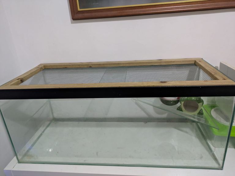 Small pet tank with caged lid. It's 91cm by 38cm by 38cm. Ng5 3hq 