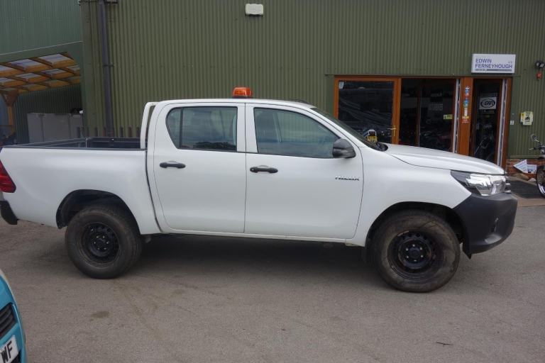 Toyota Hilux 2.4 D-4D Active Pickup Extended Cab 4dr Diesel Manual 4W... 2020/20