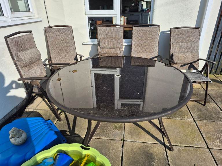 Outdoor table and chair set