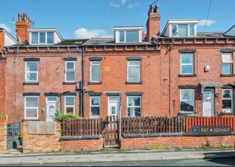 2 bedroom house in Swallow Crescent, Leeds, LS12 (2 bed) (#2203437)