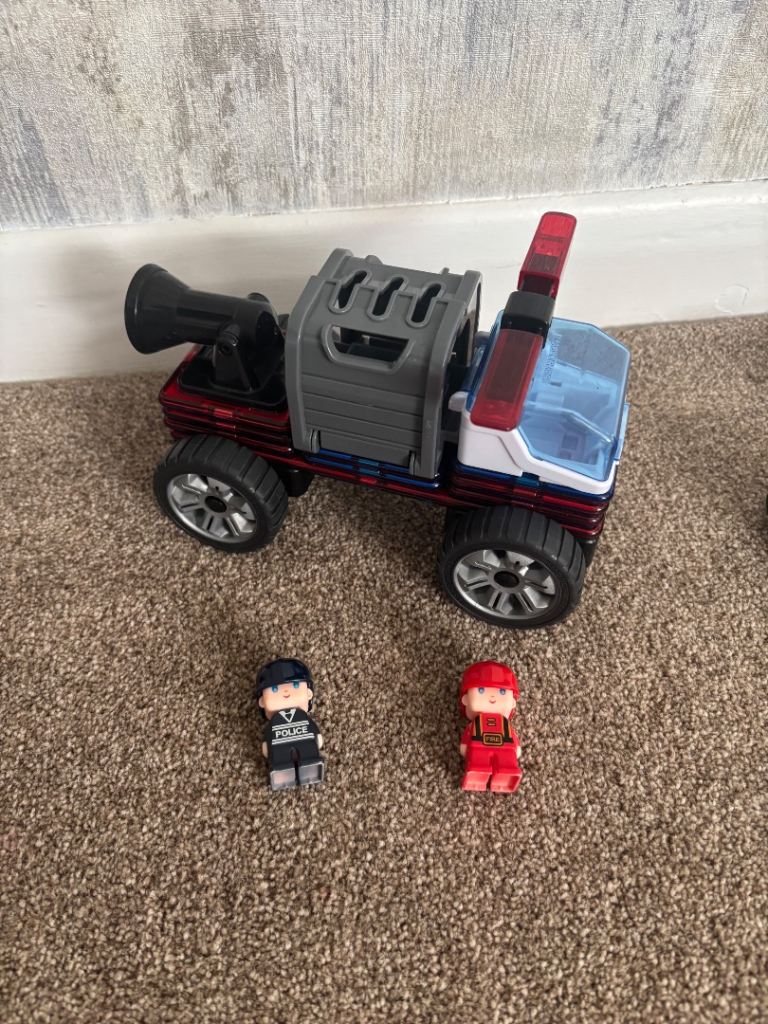 Multicoloured Toy Truck with Police and Red Figures – Good Condition