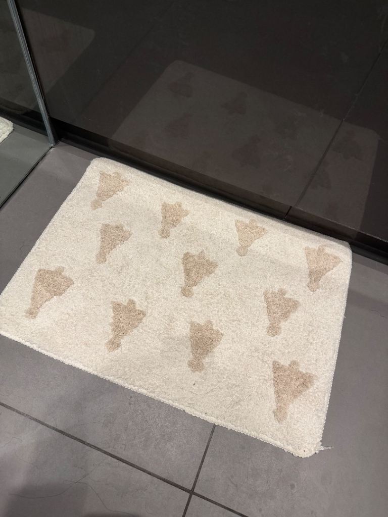 Cream Bathroom Mat with Pattern – Good Condition