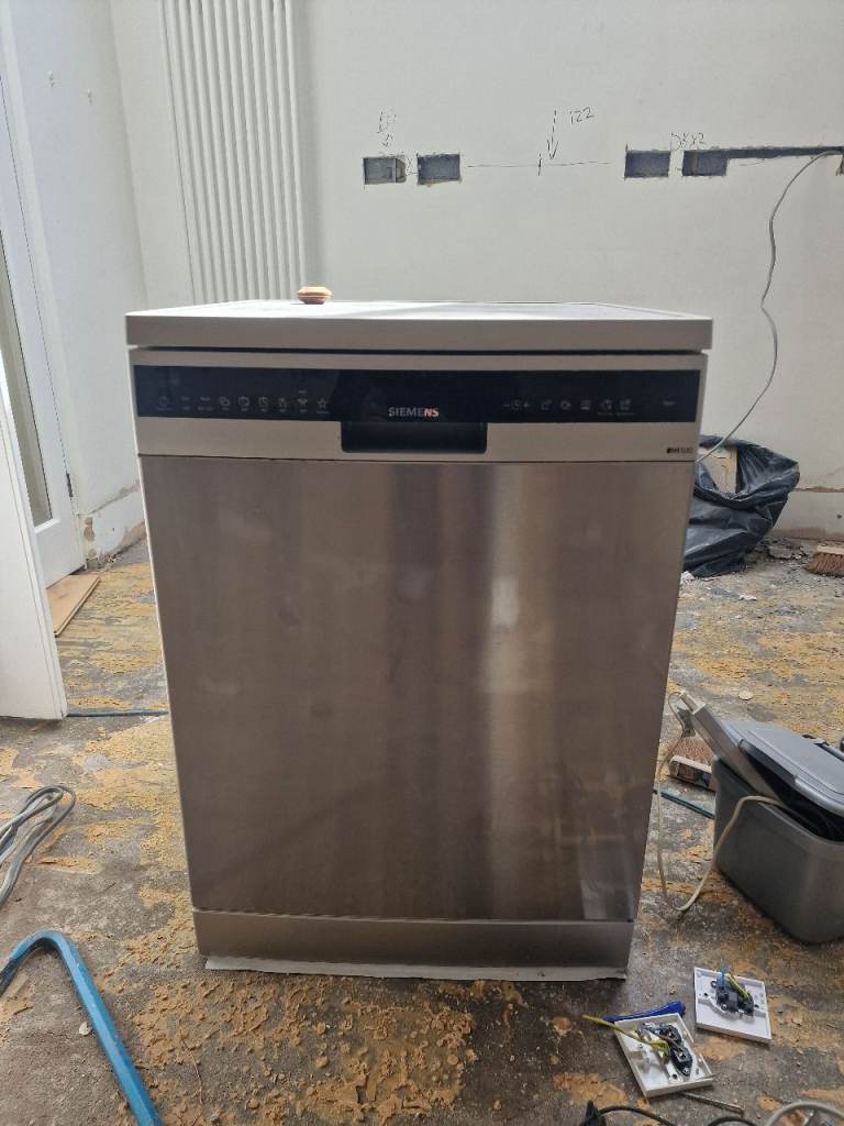 Siemens Silver Dishwasher – Good Condition, 2 Years Old