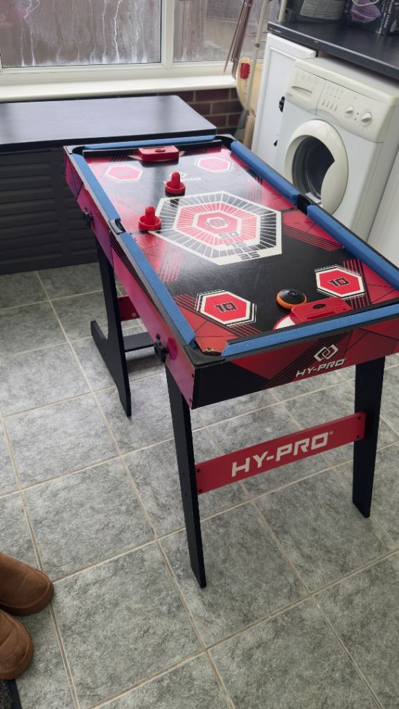 Air hockey table