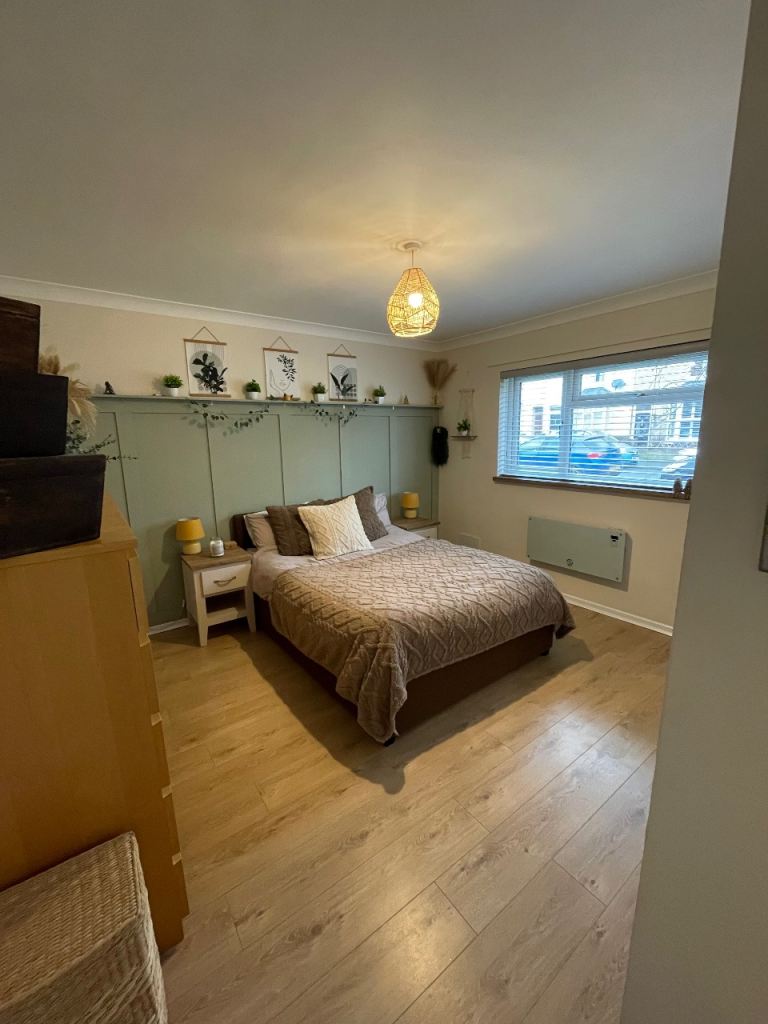 Large double room - close to train station