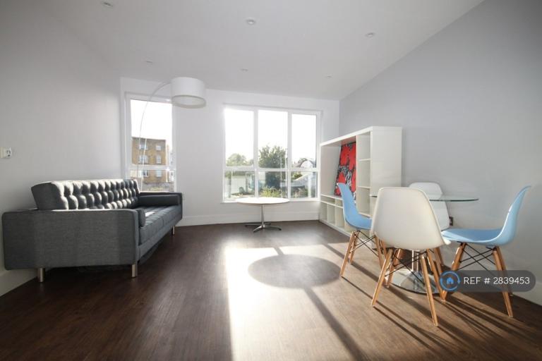 1 bedroom flat in Gauden Road, London, SW4 (1 bed) (#2839453)