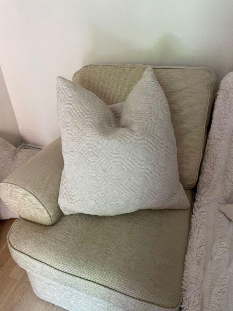 Cream/Beige Patterned Cushion – Good Condition