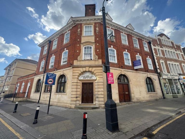 Modern and Luxurious Office Space Available for Rent-- Starts from £800
