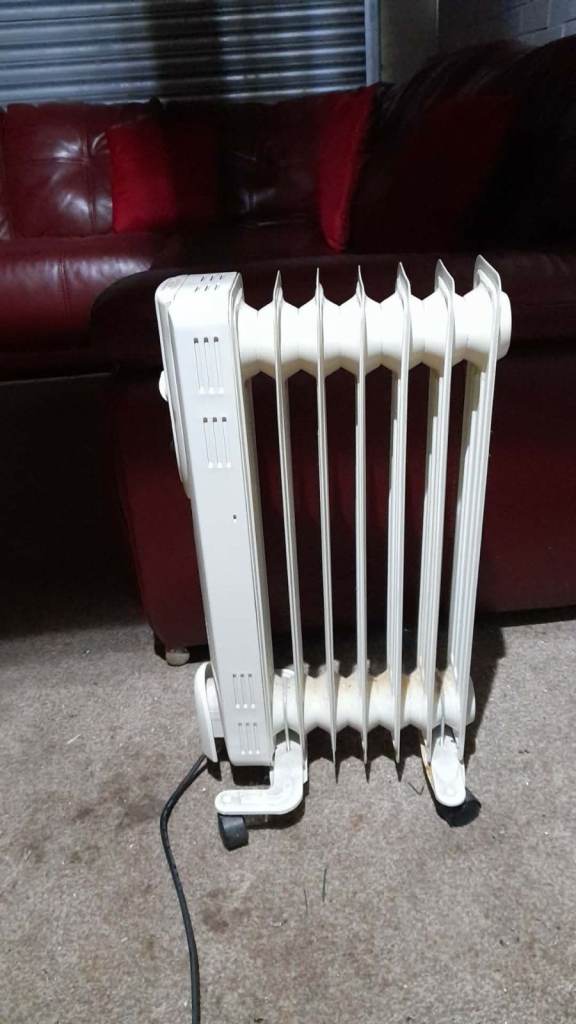 White Electric Oil Filled Radiator Heater 1500w on wheels- Good Condition can be seen working