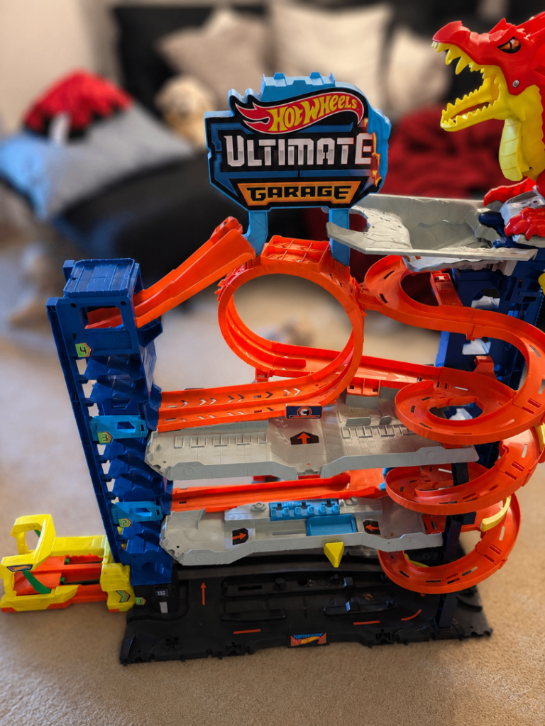 Hot Wheels Ultimate Garage Playset with Dragon – Good Condition