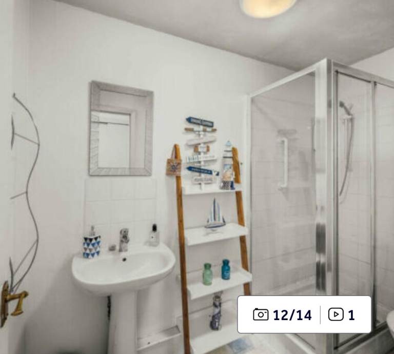 Furnished Bright 2 Bedroom Apartment 