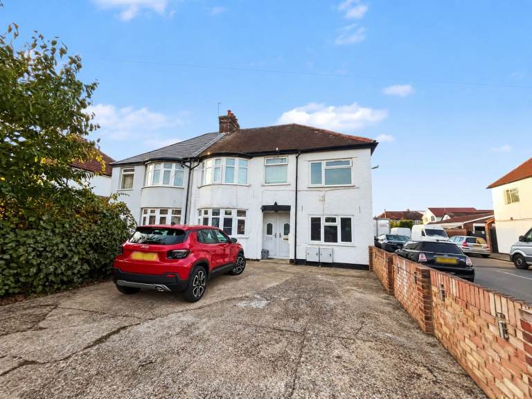 3 bedroom Flat - Near Farnham Road