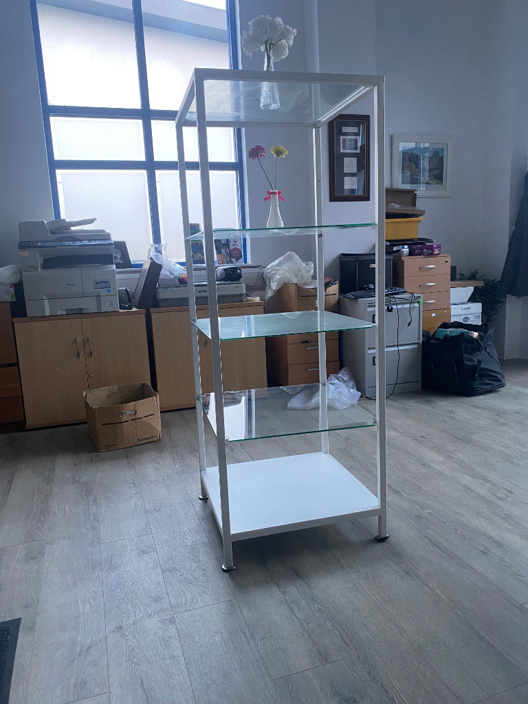 Shop display glass shelving