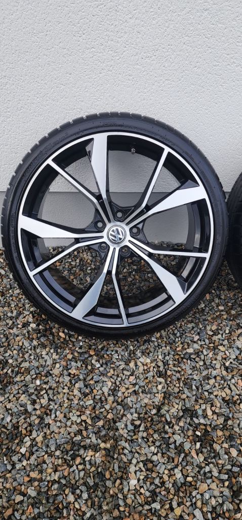 EXCELLENT CONDITION 20 INCH DIAMOND CUT ALLOY WHEELS WITH HANKOOK TYRES FOR VW / AUDI CAR