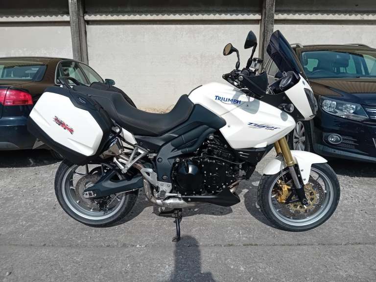 2009 09 TRIUMPH TIGER 1050 WHITE SPORT TOURING PANNIERS VERY CLEAN NEW MOT