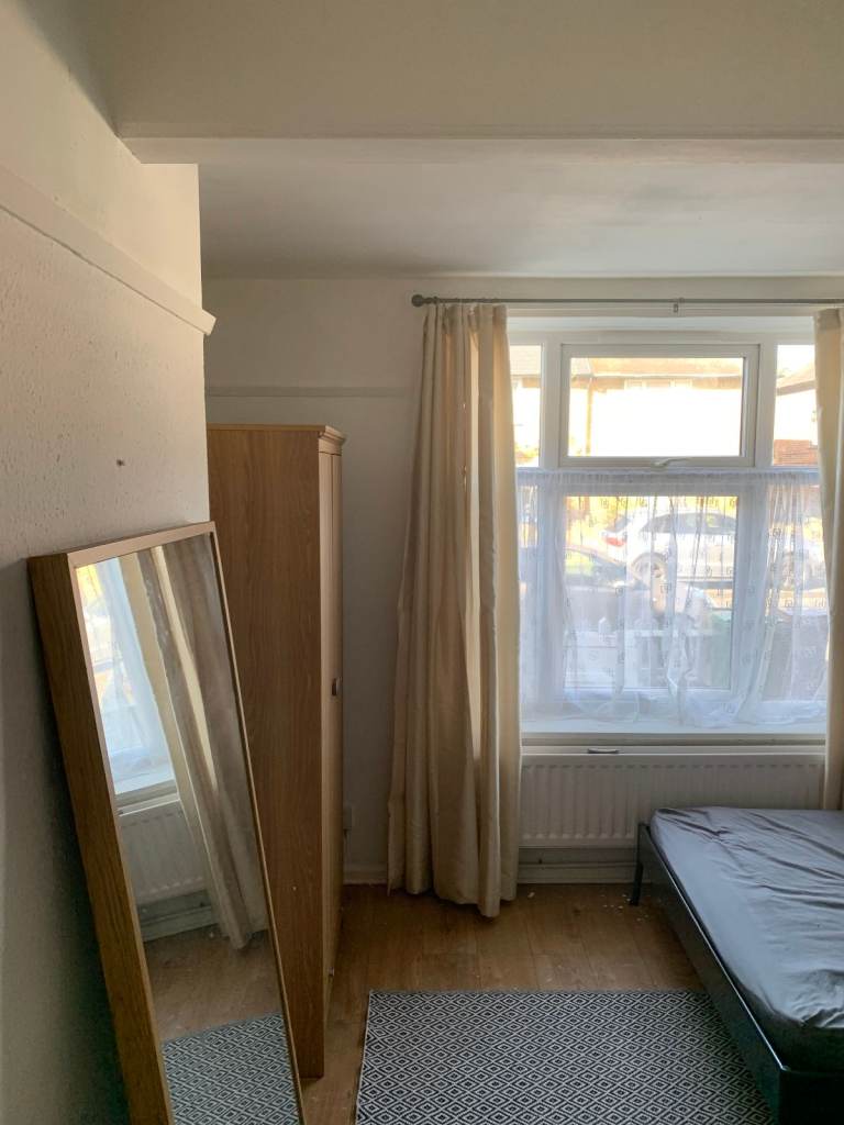 BRIGHT DOUBLE ROOM FOR RENT 