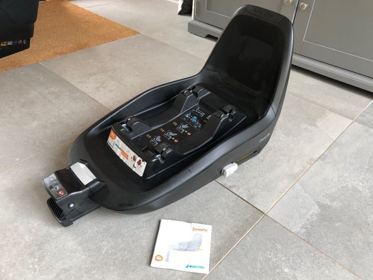 Maxi Cosi 2 way base isofix excellent condition pebble pearl 