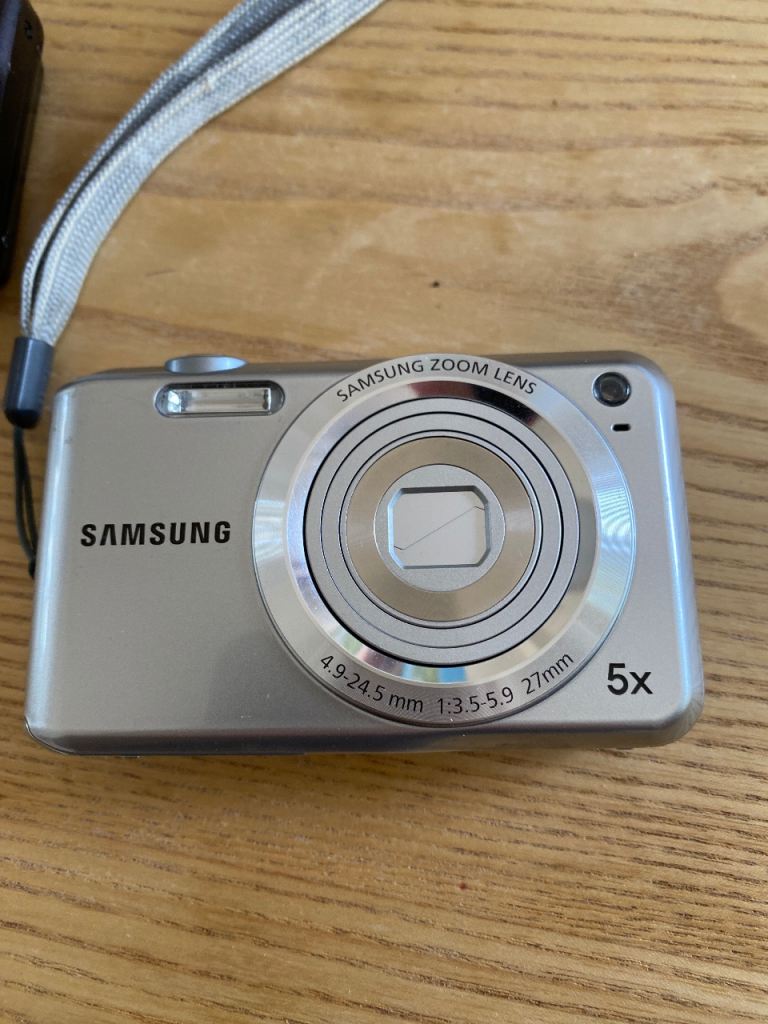 Samsung Digital Camera with 5x Zoom and Case – Good Condition