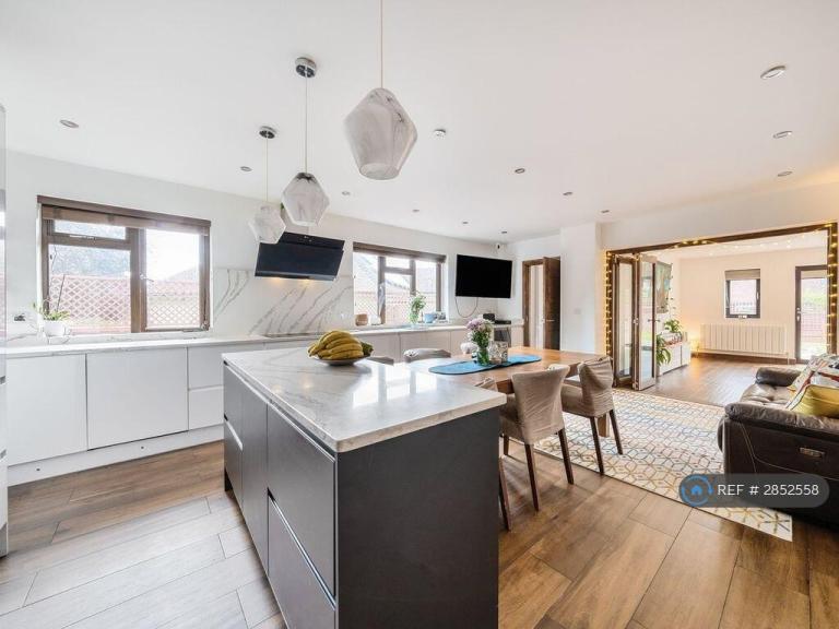 4 bedroom house in Manor Road, Basingstoke, RG24 (4 bed) (#2852558)