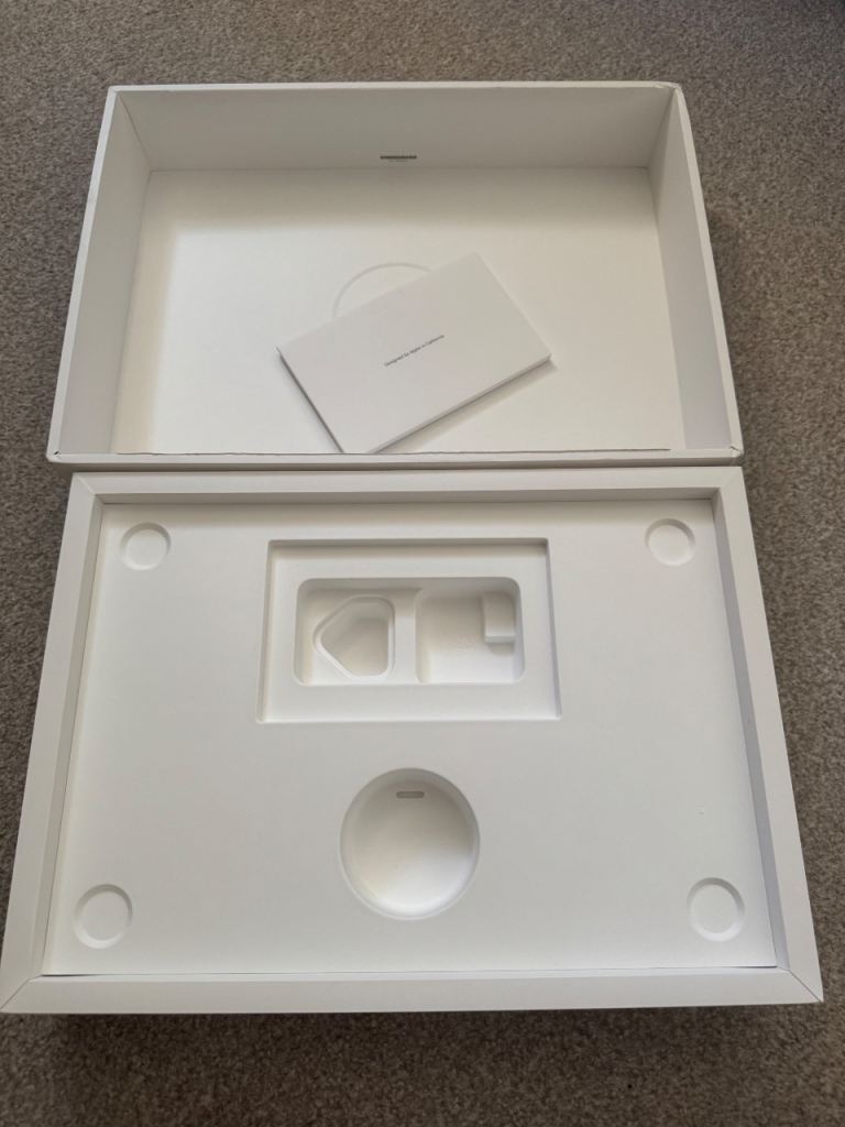 Apple MacBook Air M2 8-Core 15” 2023 with box