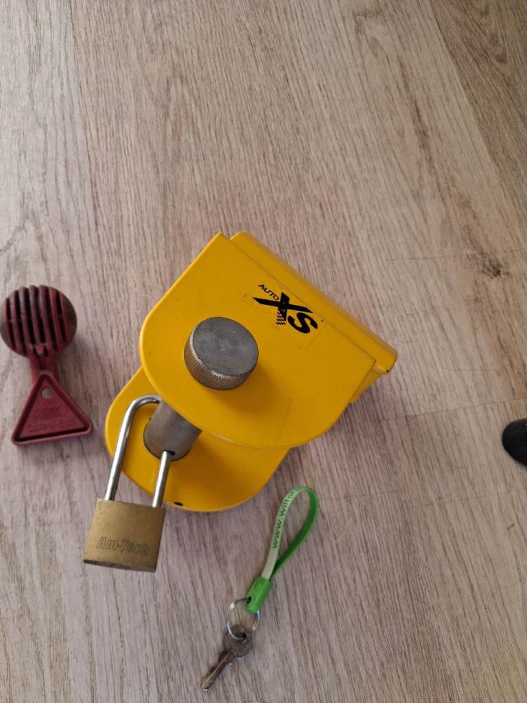 Caravan or trailer hitch lock 