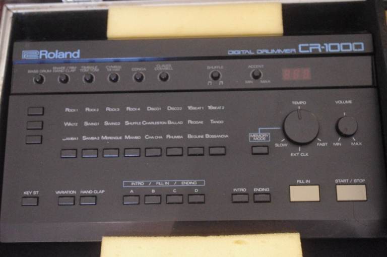 DRUM MACHINE ROLAND