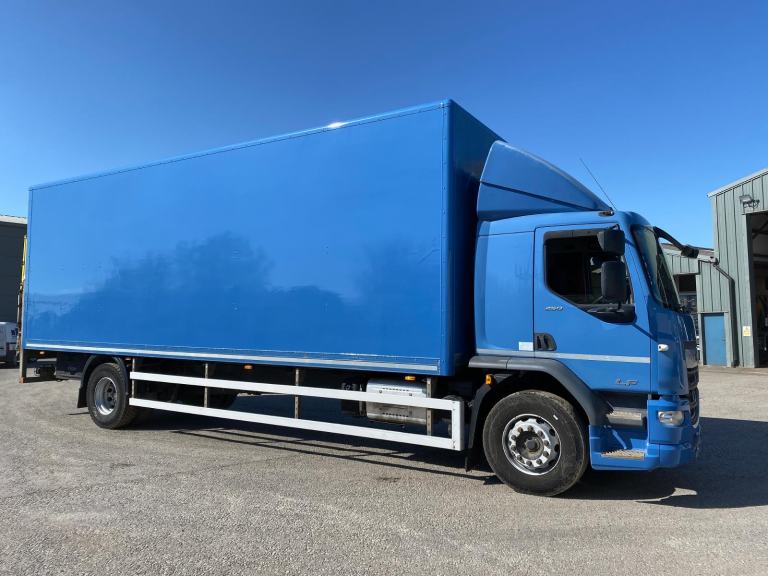 22/71 DAF LF 18T CURTAIN SIDE SLEEPER  WITH COLUMN LIFT, 28FT BODY, 1.5T LIFT