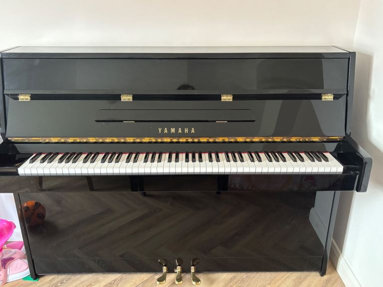Piano Yamaha c110a
