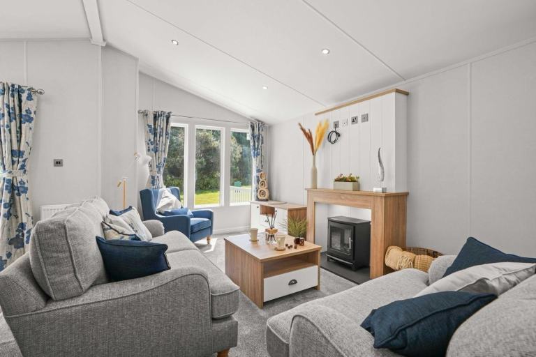 LUXURY LODGE FOR SALE AT BROADLAND SANDS - 11.5 MONTH OWNER SEASON!