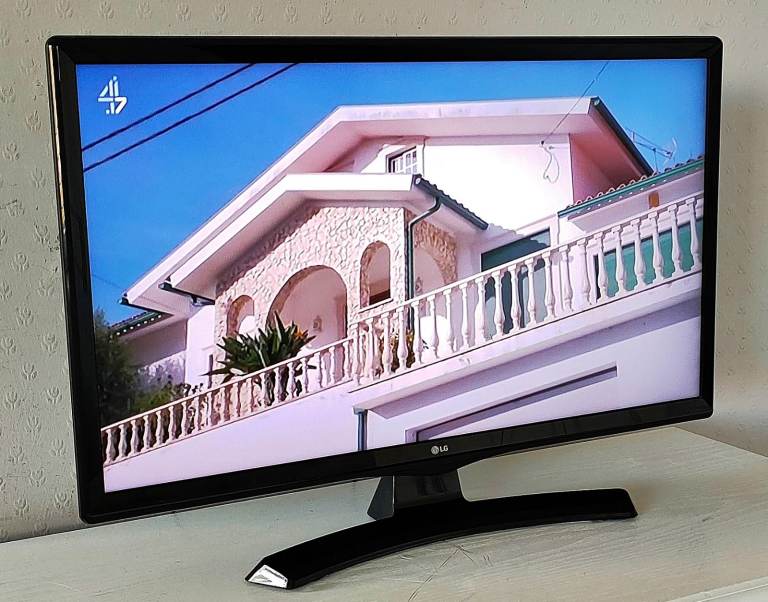 24" LG SMART HD READY SLIM LED FREEVIEW TV RC & STAND GREAT CONDITION- FREE DELIVERY