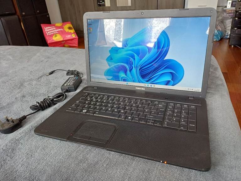 Toshiba satellite 17 inch quick laptop 
