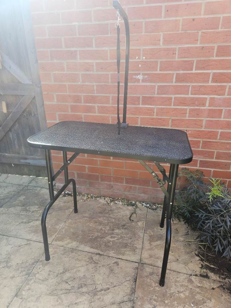 Dog grooming table