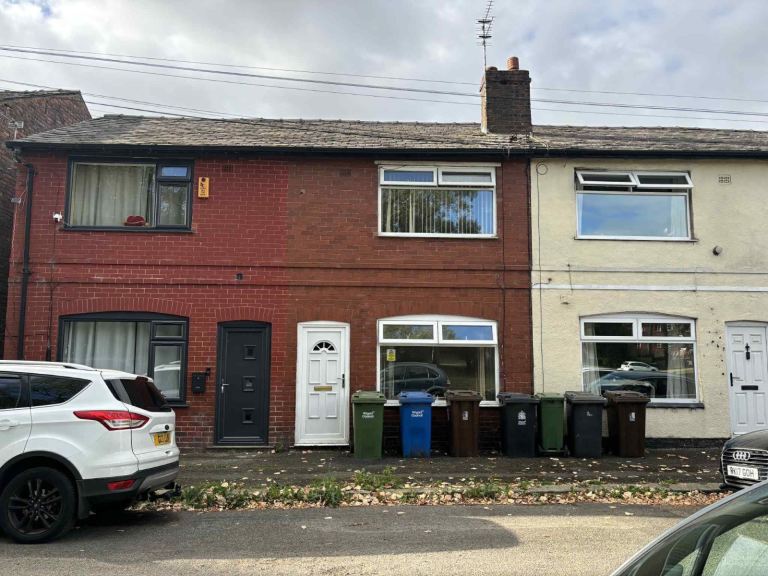 For rent 2 bedroom house in Leigh for £825