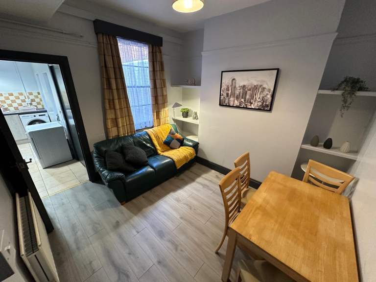 DOUBLE ATTIC ROOM STRANMILLIS ALL BILLS INCLUDED 