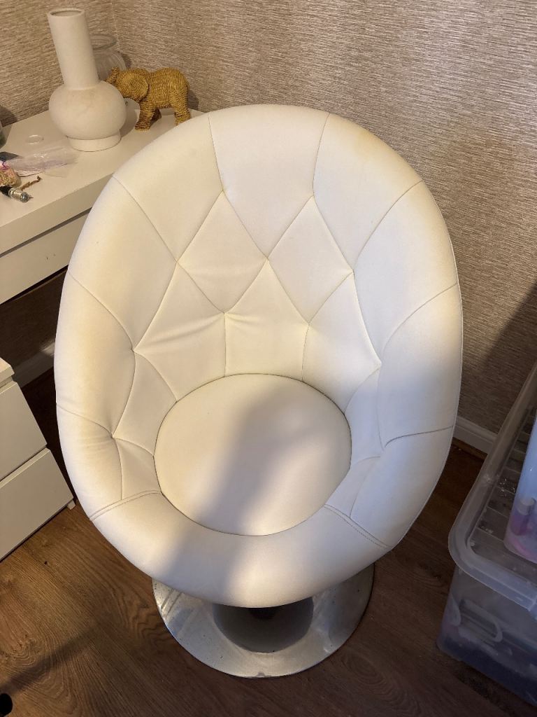 Vanity swivel chair 