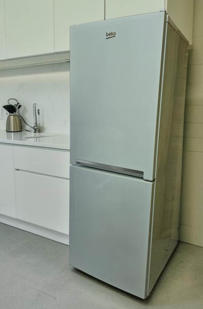 3 months old frost free beko white fridge freezer 