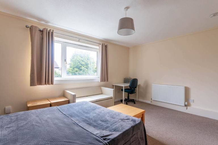 FLAT SHARE: Double room for let within fantastic, 4 bedroom flat with Wi-Fi in North Edinburgh 