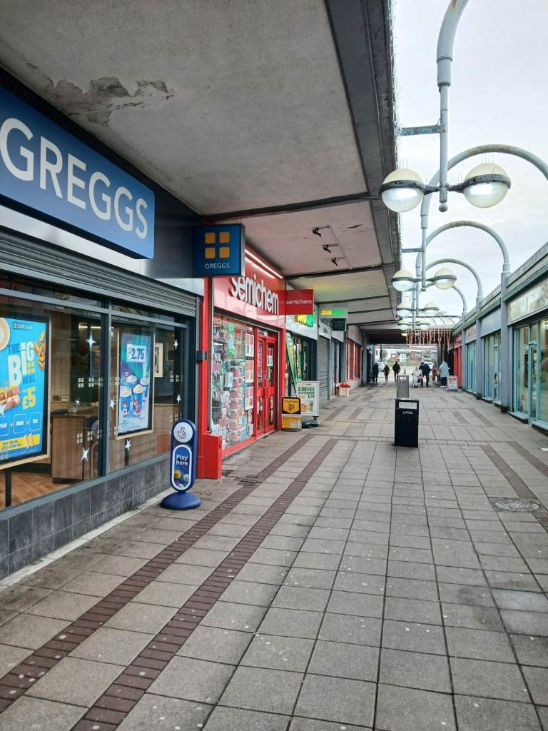 Shopping Centre -Retail Unit To Rent - Fantastic Location