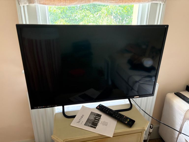 Technika 28 inch tv with manual and remote 