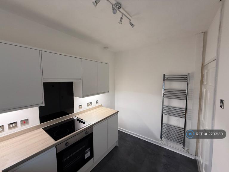 2 bedroom flat in Hanbridge Avenue, Newcastle-Under-Lyme, ST5 (2 bed) (#2703130)