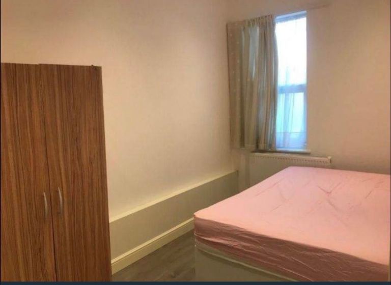 Double room to share in one bed room flat 