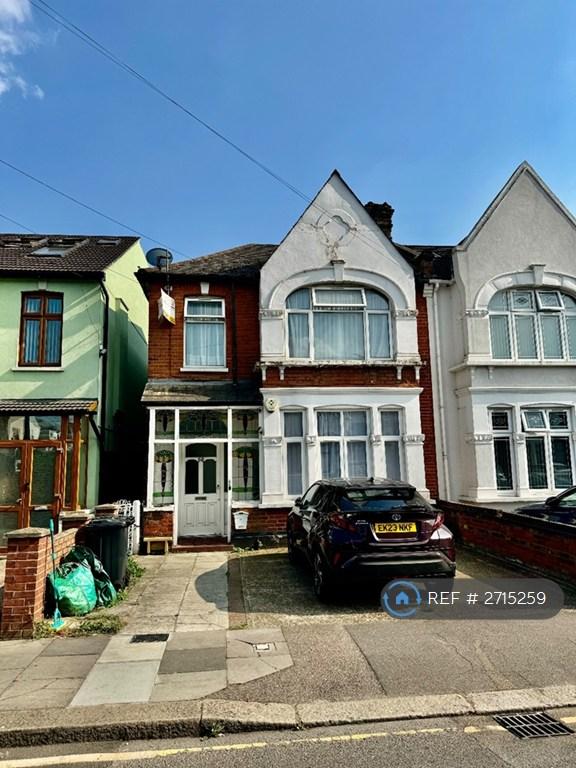 3 bedroom flat in Wellesley Road, Ilford, IG1 (3 bed) (#2715259)