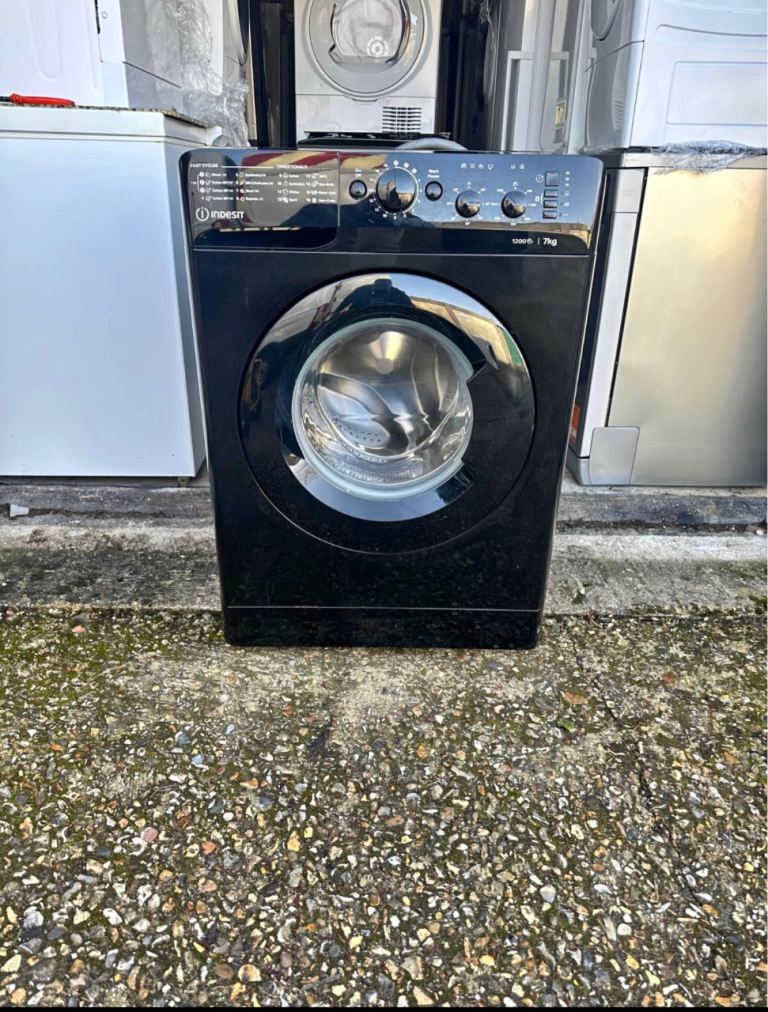 Indesit black 7kg washing machine. In excellent working condition. With 12 months warranty. 
