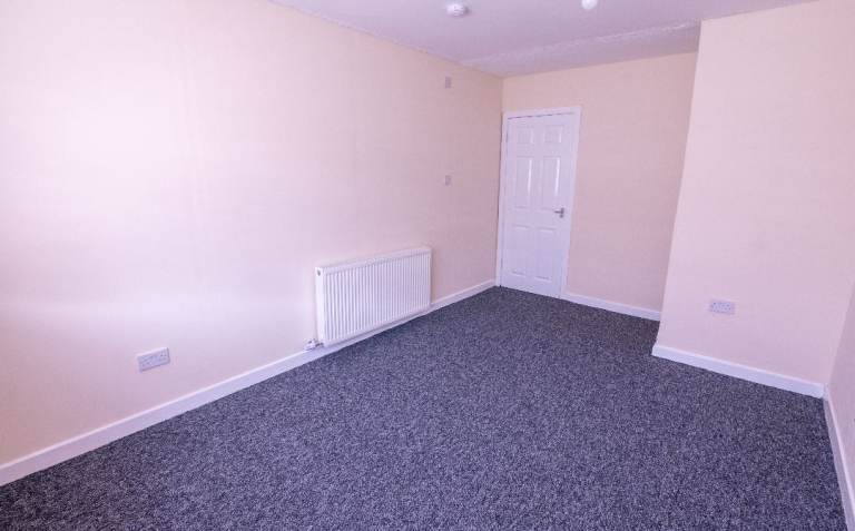 Ideal Buy to Let starter - 1 bedroom FREEHOLD flat, no GR, no SC, yield of 11.25% ML2 8QW